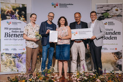 Verleihung der bienenfreundlichen Gemeinden OÖ durch Landesrat Stefan Kaineder.