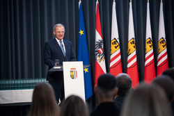 Landeshauptmann Mag. Thomas Stelzer empfängt ausgezeichnete Maturantinnen und Maturanten bei einer Feierstunde im Linzer Landhaus.