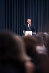 Landeshauptmann Mag. Thomas Stelzer empfängt ausgezeichnete Maturantinnen und Maturanten bei einer Feierstunde im Linzer Landhaus.