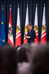 Landeshauptmann Mag. Thomas Stelzer empfängt ausgezeichnete Maturantinnen und Maturanten bei einer Feierstunde im Linzer Landhaus.