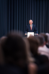 Landeshauptmann Mag. Thomas Stelzer empfängt ausgezeichnete Maturantinnen und Maturanten bei einer Feierstunde im Linzer Landhaus.