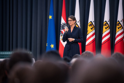 Landeshauptmann Mag. Thomas Stelzer empfängt ausgezeichnete Maturantinnen und Maturanten bei einer Feierstunde im Linzer Landhaus.