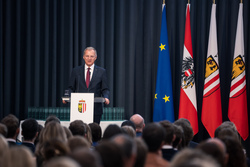 Landeshauptmann Mag. Thomas Stelzer empfängt ausgezeichnete Maturantinnen und Maturanten bei einer Feierstunde im Linzer Landhaus.