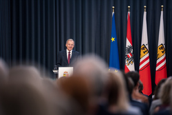 Landeshauptmann Mag. Thomas Stelzer empfängt ausgezeichnete Maturantinnen und Maturanten bei einer Feierstunde im Linzer Landhaus.
