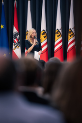 Landeshauptmann Mag. Thomas Stelzer empfängt ausgezeichnete Maturantinnen und Maturanten bei einer Feierstunde im Linzer Landhaus.