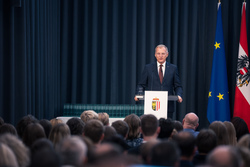 Landeshauptmann Mag. Thomas Stelzer empfängt ausgezeichnete Maturantinnen und Maturanten bei einer Feierstunde im Linzer Landhaus.