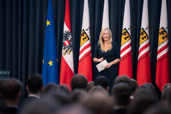 Landeshauptmann Mag. Thomas Stelzer empfängt ausgezeichnete Maturantinnen und Maturanten bei einer Feierstunde im Linzer Landhaus.