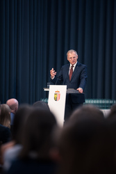 Landeshauptmann Mag. Thomas Stelzer empfängt ausgezeichnete Maturantinnen und Maturanten bei einer Feierstunde im Linzer Landhaus.