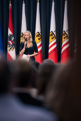 Landeshauptmann Mag. Thomas Stelzer empfängt ausgezeichnete Maturantinnen und Maturanten bei einer Feierstunde im Linzer Landhaus.