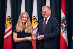 Landeshauptmann Mag. Thomas Stelzer empfängt ausgezeichnete Maturantinnen und Maturanten bei einer Feierstunde im Linzer Landhaus.