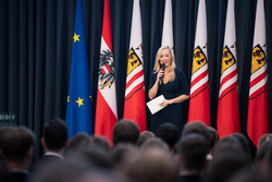 Landeshauptmann Mag. Thomas Stelzer empfängt ausgezeichnete Maturantinnen und Maturanten bei einer Feierstunde im Linzer Landhaus.