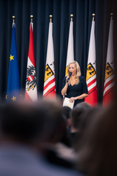 Landeshauptmann Mag. Thomas Stelzer empfängt ausgezeichnete Maturantinnen und Maturanten bei einer Feierstunde im Linzer Landhaus.