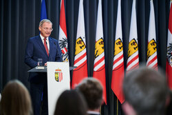 Landeshauptmann Mag. Thomas Stelzer empfängt ausgezeichnete Maturantinnen und Maturanten bei einer Feierstunde im Linzer Landhaus.