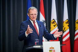 Landeshauptmann Mag. Thomas Stelzer empfängt ausgezeichnete Maturantinnen und Maturanten bei einer Feierstunde im Linzer Landhaus.