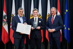 Landeshauptmann Mag. Thomas Stelzer empfängt ausgezeichnete Maturantinnen und Maturanten bei einer Feierstunde im Linzer Landhaus.