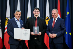 Landeshauptmann Mag. Thomas Stelzer empfängt ausgezeichnete Maturantinnen und Maturanten bei einer Feierstunde im Linzer Landhaus.