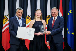 Landeshauptmann Mag. Thomas Stelzer empfängt ausgezeichnete Maturantinnen und Maturanten bei einer Feierstunde im Linzer Landhaus.