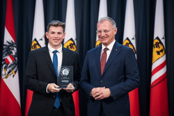 Landeshauptmann Mag. Thomas Stelzer empfängt ausgezeichnete Maturantinnen und Maturanten bei einer Feierstunde im Linzer Landhaus.