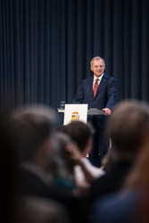 Landeshauptmann Mag. Thomas Stelzer empfängt ausgezeichnete Maturantinnen und Maturanten bei einer Feierstunde im Linzer Landhaus.