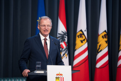 Landeshauptmann Mag. Thomas Stelzer empfängt ausgezeichnete Maturantinnen und Maturanten bei einer Feierstunde im Linzer Landhaus.