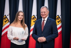 Landeshauptmann Mag. Thomas Stelzer empfängt ausgezeichnete Maturantinnen und Maturanten bei einer Feierstunde im Linzer Landhaus.