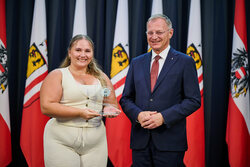 Landeshauptmann Mag. Thomas Stelzer empfängt ausgezeichnete Maturantinnen und Maturanten bei einer Feierstunde im Linzer Landhaus.