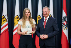 Landeshauptmann Mag. Thomas Stelzer empfängt ausgezeichnete Maturantinnen und Maturanten bei einer Feierstunde im Linzer Landhaus.