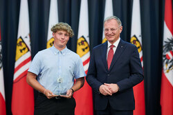 Landeshauptmann Mag. Thomas Stelzer empfängt ausgezeichnete Maturantinnen und Maturanten bei einer Feierstunde im Linzer Landhaus.