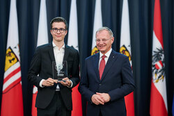 Landeshauptmann Mag. Thomas Stelzer empfängt ausgezeichnete Maturantinnen und Maturanten bei einer Feierstunde im Linzer Landhaus.