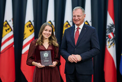 Landeshauptmann Mag. Thomas Stelzer empfängt ausgezeichnete Maturantinnen und Maturanten bei einer Feierstunde im Linzer Landhaus.
