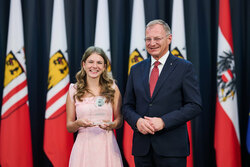 Landeshauptmann Mag. Thomas Stelzer empfängt ausgezeichnete Maturantinnen und Maturanten bei einer Feierstunde im Linzer Landhaus.