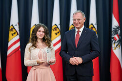 Landeshauptmann Mag. Thomas Stelzer empfängt ausgezeichnete Maturantinnen und Maturanten bei einer Feierstunde im Linzer Landhaus.