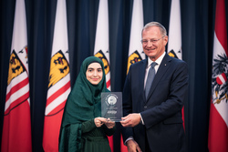Landeshauptmann Mag. Thomas Stelzer empfängt ausgezeichnete Lehrlinge zu einer Feierstunde im Linzer Landhaus und übergibt die Trophäen des Landes Oberösterreich.