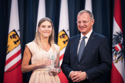 Landeshauptmann Mag. Thomas Stelzer empfängt ausgezeichnete Lehrlinge zu einer Feierstunde im Linzer Landhaus und übergibt die Trophäen des Landes Oberösterreich.