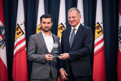 Landeshauptmann Mag. Thomas Stelzer empfängt ausgezeichnete Lehrlinge zu einer Feierstunde im Linzer Landhaus und übergibt die Trophäen des Landes Oberösterreich.
