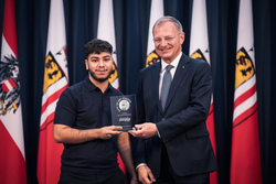 Landeshauptmann Mag. Thomas Stelzer empfängt ausgezeichnete Lehrlinge zu einer Feierstunde im Linzer Landhaus und übergibt die Trophäen des Landes Oberösterreich.