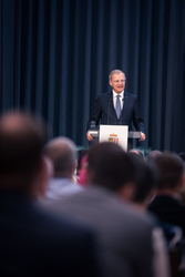 Landeshauptmann Mag. Thomas Stelzer empfängt ausgezeichnete Lehrlinge zu einer Feierstunde im Linzer Landhaus und übergibt die Trophäen des Landes Oberösterreich.