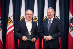 Landeshauptmann Mag. Thomas Stelzer empfängt ausgezeichnete Lehrlinge zu einer Feierstunde im Linzer Landhaus und übergibt die Trophäen des Landes Oberösterreich.