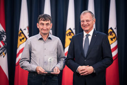 Landeshauptmann Mag. Thomas Stelzer empfängt ausgezeichnete Lehrlinge zu einer Feierstunde im Linzer Landhaus und übergibt die Trophäen des Landes Oberösterreich.