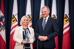 Landeshauptmann Mag. Thomas Stelzer empfängt ausgezeichnete Lehrlinge zu einer Feierstunde im Linzer Landhaus und übergibt die Trophäen des Landes Oberösterreich.