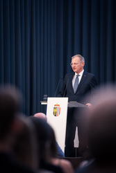 Landeshauptmann Mag. Thomas Stelzer empfängt ausgezeichnete Lehrlinge zu einer Feierstunde im Linzer Landhaus und übergibt die Trophäen des Landes Oberösterreich.