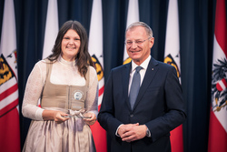 Landeshauptmann Mag. Thomas Stelzer empfängt ausgezeichnete Lehrlinge zu einer Feierstunde im Linzer Landhaus und übergibt die Trophäen des Landes Oberösterreich.