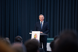 Landeshauptmann Mag. Thomas Stelzer empfängt ausgezeichnete Lehrlinge zu einer Feierstunde im Linzer Landhaus.