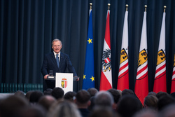 Landeshauptmann Mag. Thomas Stelzer empfängt ausgezeichnete Lehrlinge zu einer Feierstunde im Linzer Landhaus.