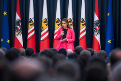 Landeshauptmann Mag. Thomas Stelzer empfängt ausgezeichnete Lehrlinge zu einer Feierstunde im Linzer Landhaus.