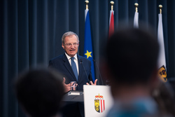 Landeshauptmann Mag. Thomas Stelzer empfängt ausgezeichnete Lehrlinge zu einer Feierstunde im Linzer Landhaus.