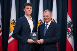 Landeshauptmann Mag. Thomas Stelzer empfängt ausgezeichnete Lehrlinge zu einer Feierstunde im Linzer Landhaus.