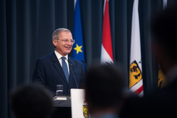 Landeshauptmann Mag. Thomas Stelzer empfängt ausgezeichnete Lehrlinge zu einer Feierstunde im Linzer Landhaus.