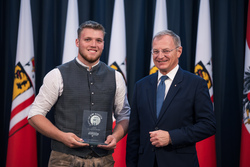 Landeshauptmann Mag. Thomas Stelzer empfängt ausgezeichnete Lehrlinge zu einer Feierstunde im Linzer Landhaus.