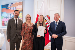 Landeshauptmann Mag. Thomas Stelzer überreicht Dekrete zur Verlängerung und Neubestellung von Führungskräften im Landesdienst.